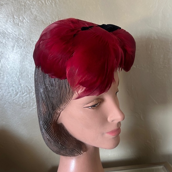 ELEGANT 1950s\' BLACK VELOUR FELT COCKTAIL HAT WITH RED FEATHER TRIM main image 14